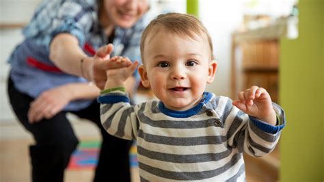 Vývoj dieťaťa: Kedy sa posadí, začne liezť a chodiť?